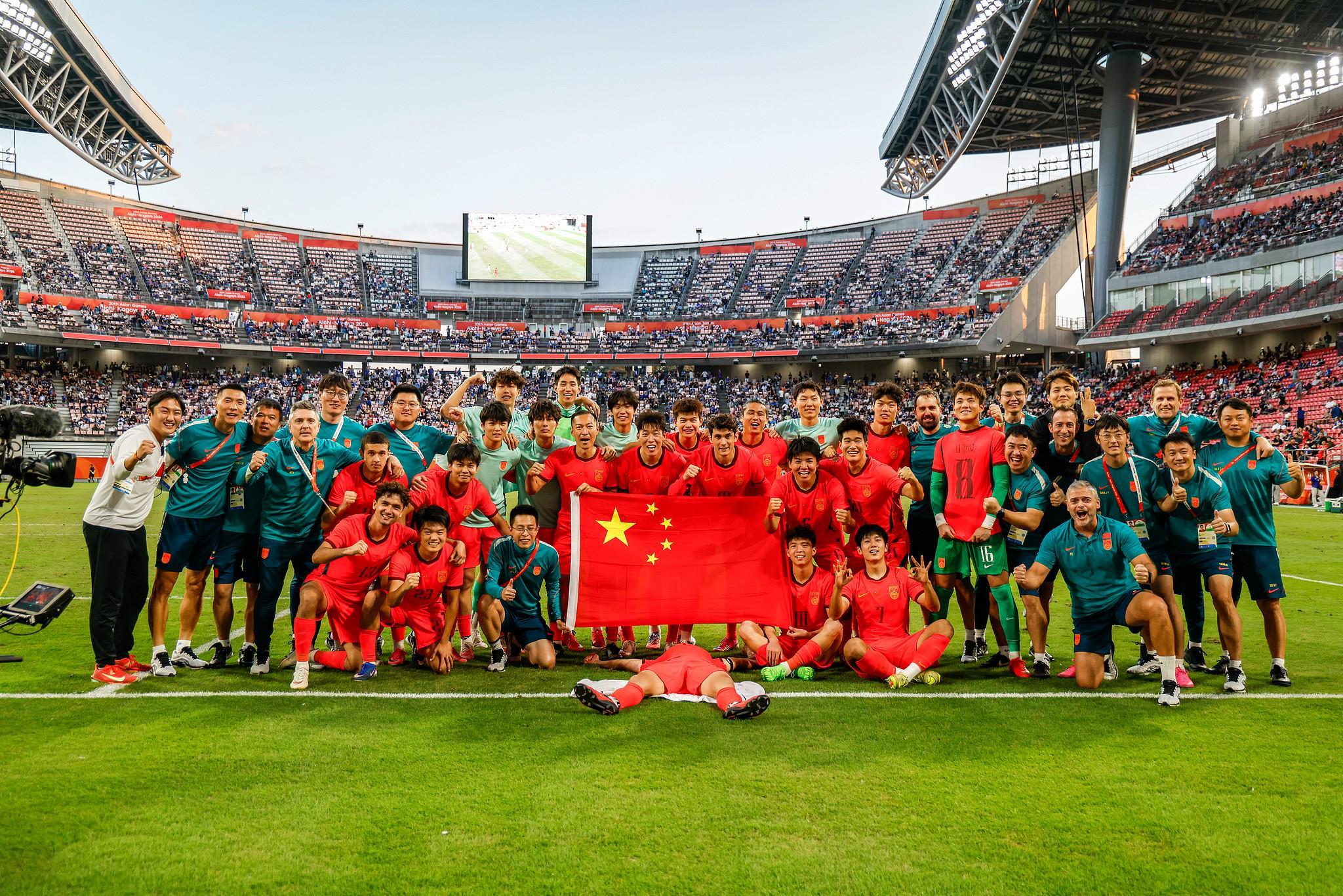 贺炜：“恭喜中国队！”我说给了很多其他队伍，但这一次送给国足
